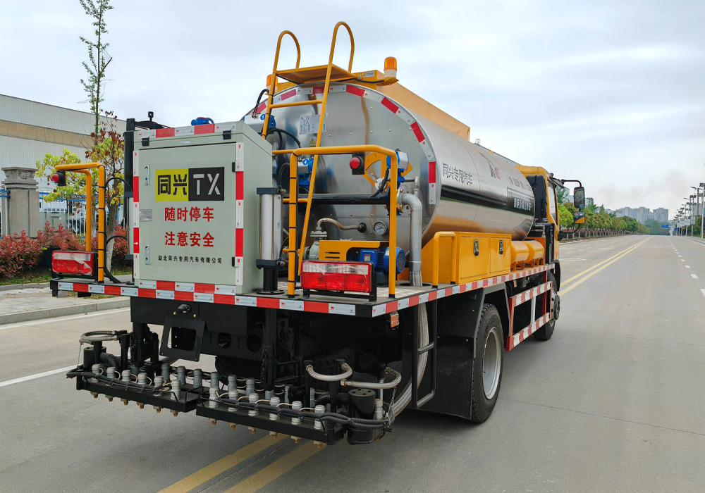 7噸東風(fēng)多利卡智能瀝青灑布車
