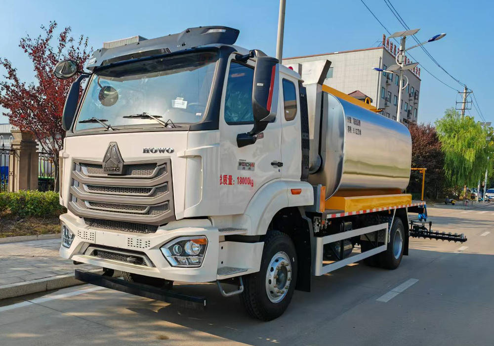 12噸重汽豪沃(全功率)智能瀝青灑布車